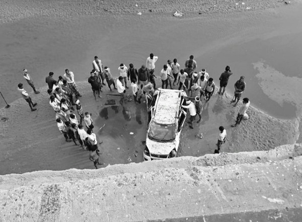 Chiếc ô tô được đưa lên bờ. Ảnh: Surya Reddy.