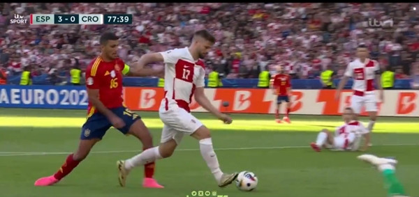 Tình huống phạm lỗi của Rodri (ĐT Tây Ban Nha). Ảnh: Comping. Tình huống phạm lỗi của Rodri (ĐT Tây Ban Nha). Ảnh: Comping.