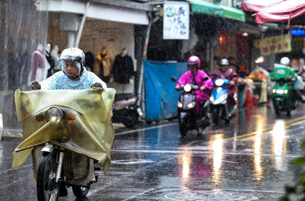 Người dân ở Đài Loan (Trung Quốc) đi trong mưa vào ngày 30/10 khi bão Kong-rey đang đến gần. Ảnh: AFP.