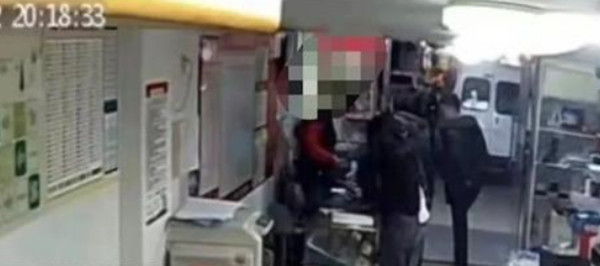 Cô Ai còn xem lại camera quan sát ở cửa hàng xổ số để xác nhận rằng đúng là mình đã cầm tờ vé số (mà sau đó sẽ trúng giải). Ảnh: Sina. Cô Ai còn xem lại camera quan sát ở cửa hàng xổ số để xác nhận rằng đúng là mình đã cầm tờ vé số (mà sau đó sẽ trúng giải). Ảnh: Sina.