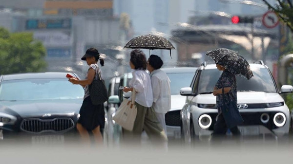 Trời nóng đến mức hình ảnh trên đường phố ở Daegu (Hàn Quốc) còn mờ đi. Ảnh: Yonhap/ The Korea Herald.