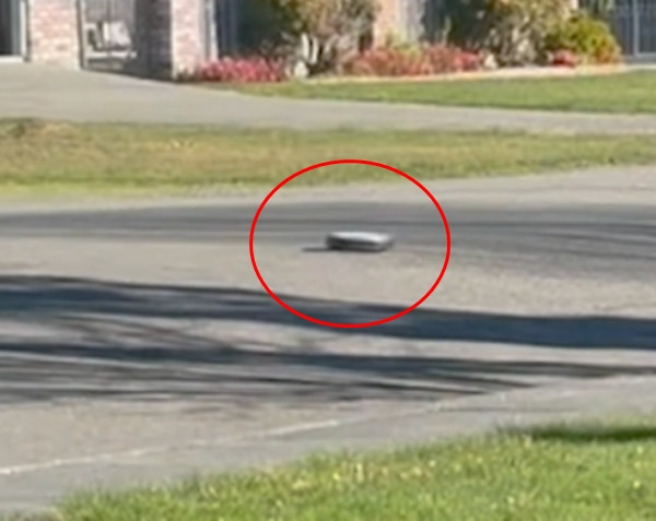 Con robot hút bụi trở thành "ngôi sao" của khu phố sau trận động đất mạnh tại California (Mỹ). Ảnh: ABC News. Con robot hút bụi trở thành "ngôi sao" của khu phố sau trận động đất mạnh tại California (Mỹ). Ảnh: ABC News.