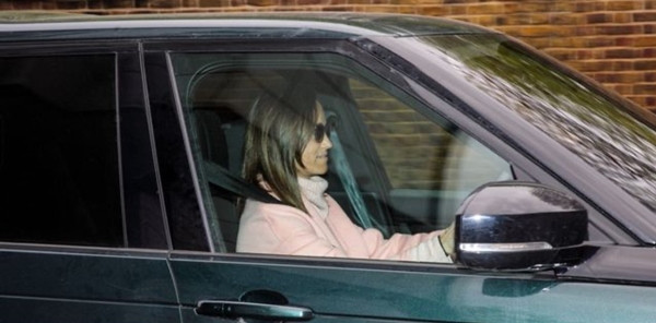 Ảnh em gái Kate lái xe: Phần tường qua cửa sổ xe và bên ngoài trông giống nhau. Ảnh: QRM. Ảnh em gái Kate lái xe: Phần tường qua cửa sổ xe và bên ngoài trông giống nhau. Ảnh: QRM.