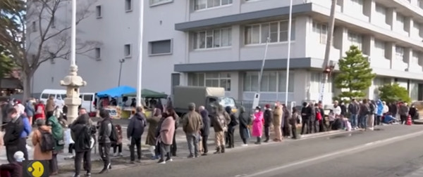 Những người xếp hàng chờ nhận thực phẩm cũng rất trật tự. Ảnh: Wion. Những người xếp hàng chờ nhận thực phẩm cũng rất trật tự. Ảnh: Wion.