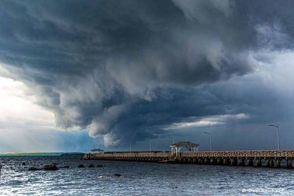 Đây được cho là một phần viền mây ngoài cùng của bão Helene, được nhìn thấy ở South Tampa (bang Florida, Mỹ). Ảnh: David Scharf. Đây được cho là một phần viền mây ngoài cùng của bão Helene, được nhìn thấy ở South Tampa (bang Florida, Mỹ). Ảnh: David Scharf.