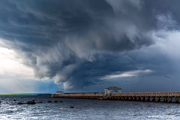 Đây được cho là một phần viền mây ngoài cùng của bão Helene, được nhìn thấy ở South Tampa (bang Florida, Mỹ). Ảnh: David Scharf. Đây được cho là một phần viền mây ngoài cùng của bão Helene, được nhìn thấy ở South Tampa (bang Florida, Mỹ). Ảnh: David Scharf.