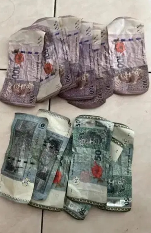 Những tờ tiền mà người vợ gỡ từ bó hoa ra, hóa ra chỉ bằng 1/4 số tiền mà người chồng đặt tiệm hoa làm. Ảnh: Facebook. Những tờ tiền mà người vợ gỡ từ bó hoa ra, hóa ra chỉ bằng 1/4 số tiền mà người chồng đặt tiệm hoa làm. Ảnh: Facebook.