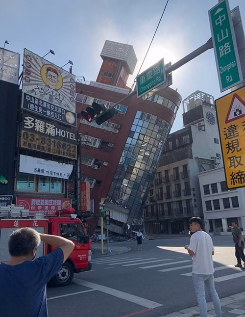 Một tòa nhà lớn tại Hoa Liên (Đài Loan, Trung Quốc) bị sụp một phần do động đất sáng nay. Ảnh: X.