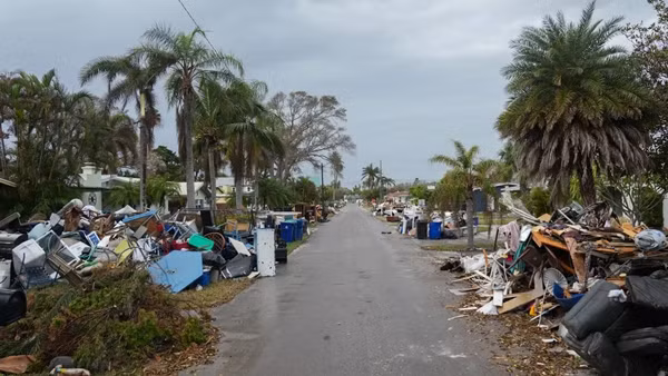 Rất nhiều đống mảnh vụn - hậu quả của bão Helene - ở bang Florida còn chưa được dọn xong thì bão Milton đã đến gần. Ảnh: BRYAN R. SMITH/ AFP via Getty Images).