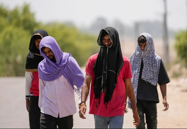 Người dân ở Jammu cứ ra đường là phải che đầu, che mặt vì nắng. Ảnh: Channi Anand/ AP. Người dân ở Jammu cứ ra đường là phải che đầu, che mặt vì nắng. Ảnh: Channi Anand/ AP.