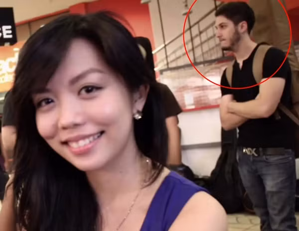 Ảnh cũ của Jenn, đứng phía xa là một chàng trai mà cô không quen. Ảnh: Jenn Chia.