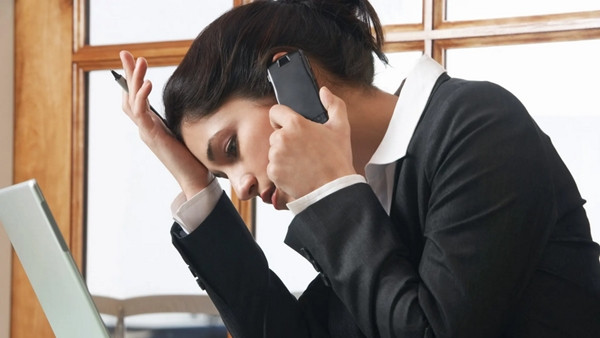 Nhiều nhân viên ở Úc và một số nước châu Âu than phiền về sức ép công việc vì sếp gọi điện ngoài giờ và vào ngày nghỉ. Ảnh minh họa: Moodboard. Nhiều nhân viên ở Úc và một số nước châu Âu than phiền về sức ép công việc vì sếp gọi điện ngoài giờ và vào ngày nghỉ. Ảnh minh họa: Moodboard.