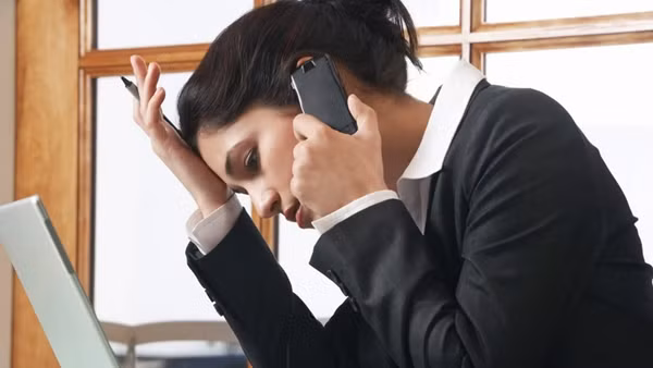 Nhiều nhân viên ở Úc và một số nước châu Âu than phiền về sức ép công việc vì sếp gọi điện ngoài giờ và vào ngày nghỉ. Ảnh minh họa: Moodboard.