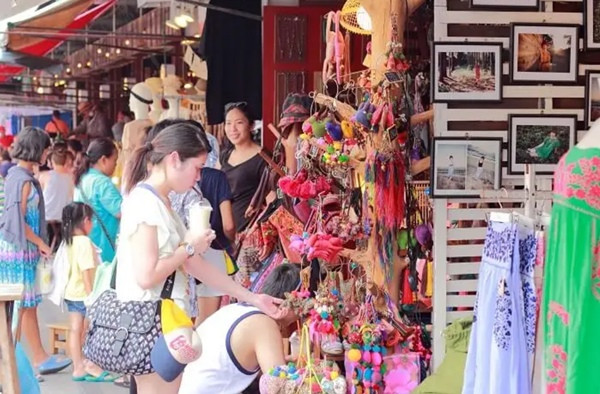 Du khách mua sắm ở Bangkok (Thái Lan). Ảnh: Travel Triangle. Du khách mua sắm ở Bangkok (Thái Lan). Ảnh: Travel Triangle.