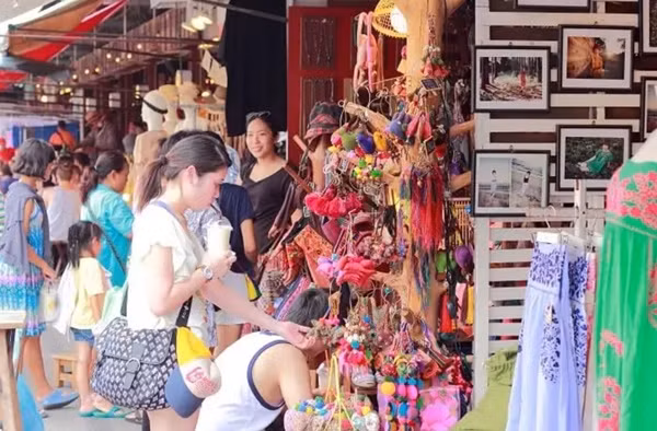 Du khách mua sắm ở Bangkok (Thái Lan). Ảnh: Travel Triangle.