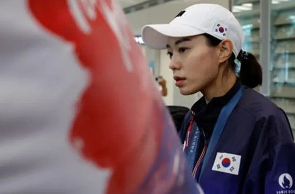 Kim Ye-ji trông đã khá mệt mỏi khi đến Sân bay Quốc tế Incheon (Incheon, Hàn Quốc) vào ngày 7/8. Ảnh: Kim Soo-hyeon/ The Star.