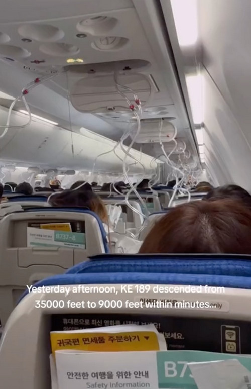 Hình ảnh một hành khách chụp trong cabin khi máy bay hạ độ cao rất nhanh và mặt nạ dưỡng khí được thả xuống. Ảnh: Garyocp.