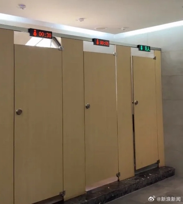 Trên cửa các buồng vệ sinh có bảng điện tử tính giờ mỗi khi có người vào. Ảnh: Weibo.
