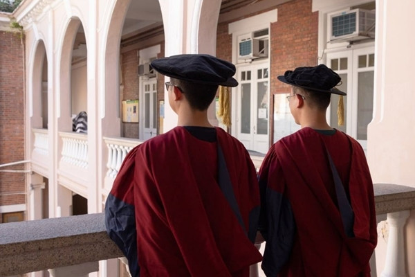 Việc học lấy bằng Tiến sĩ không hề dễ dàng, nên cư dân mạng Trung Quốc thắc mắc về việc Zhao có 4 bằng Tiến sĩ khi mới 29 tuổi. Ảnh minh họa: Shutterstock.