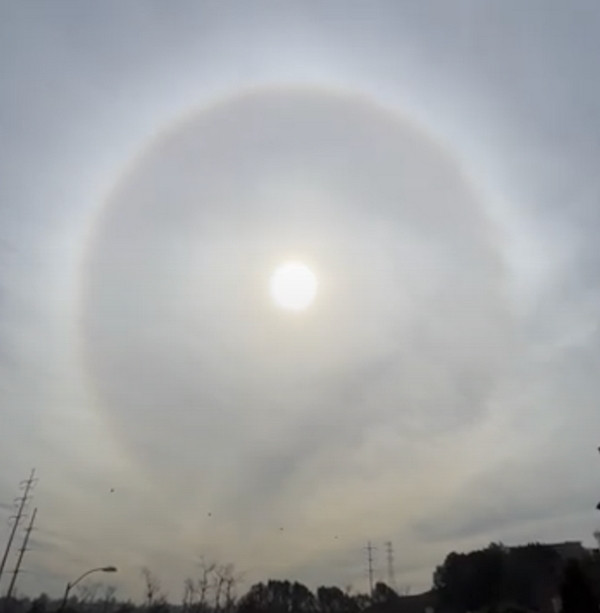 Hào quang Mặt Trời ở San Diego (Mỹ) đầu năm 2023. Ảnh: Shawn White/ Storyful.