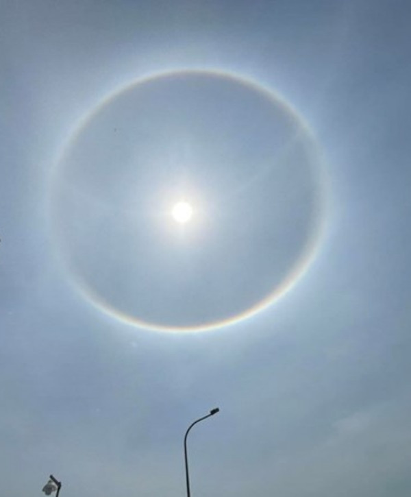 Vầng hào quang trên bầu trời Hải Phòng trưa ngày 21/5. Ảnh: Page Hải Phòng/ Báo Lao Động.