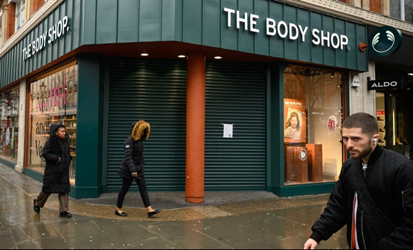 Một cửa hàng TBS phải đóng cửa tại London (Anh) vào tháng trước. Ảnh: Leon Neal/ Getty. Một cửa hàng TBS phải đóng cửa tại London (Anh) vào tháng trước. Ảnh: Leon Neal/ Getty.