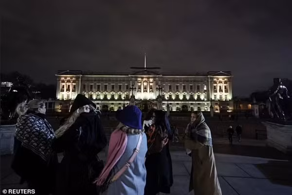 Người dân tới tập trung trước Cung điện Buckingham ngay vào tối thứ Hai, sau khi có thông báo về việc Vua Charles III mắc bệnh, để gửi lời chúc sức khỏe tới người đứng đầu Hoàng gia Anh. Ảnh: Reuters.