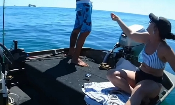 Cô người yêu chán nản vì chuyến đi chơi thuyền gặp rắc rối nên liên tục bảo AJ đưa cho cô điện thoại và nói mật khẩu. Ảnh: AOC. Cô người yêu chán nản vì chuyến đi chơi thuyền gặp rắc rối nên liên tục bảo AJ đưa cho cô điện thoại và nói mật khẩu. Ảnh: AOC.