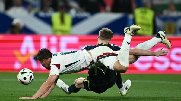 Các bình luận viên cũng đều cho rằng ĐT Scotland cần được hưởng một quả phạt đền. Ảnh: Fabrice COFFRINI/ AFP.