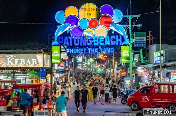Patong Beach (Bãi biển Patong) là nơi nghỉ dưỡng thu hút rất đông du khách ở Phuket (Thái Lan). Ảnh: Phuket 101.