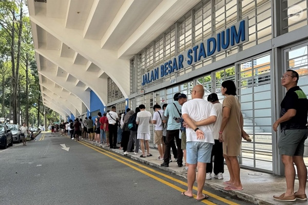 Hơn 1.000 fan của ĐT Singapore xếp hàng ở SVĐ để mua vé xem trận bán kết AFF Cup 2024 giữa ĐT Singapore và ĐT Việt Nam. Ảnh: Sean Ler/ AsiaOne.
