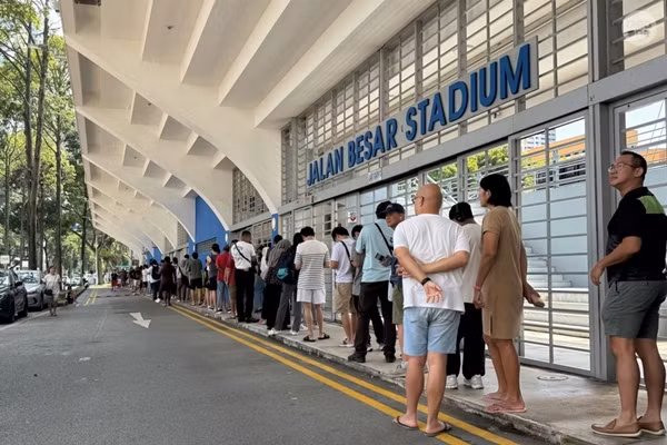 Hơn 1.000 fan của ĐT Singapore xếp hàng ở SVĐ để mua vé xem trận bán kết AFF Cup 2024 giữa ĐT Singapore và ĐT Việt Nam. Ảnh: Sean Ler/ AsiaOne.