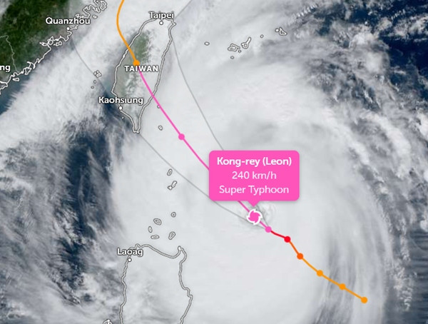 Vị trí hiện tại và đường đi dự báo của siêu bão Kong-rey. Ảnh: Zoom Earth, JMA, JTWC.