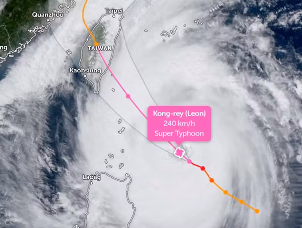 Vị trí hiện tại và đường đi dự báo của siêu bão Kong-rey. Ảnh: Zoom Earth, JMA, JTWC.