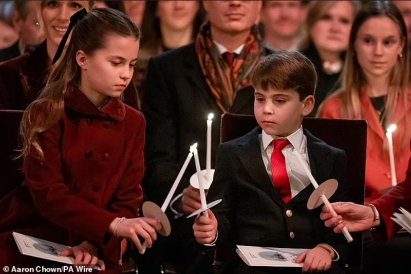 Charlotte giúp em trai Louis thắp nến. Ảnh: Aaron Chown/ PA Wire. Charlotte giúp em trai Louis thắp nến. Ảnh: Aaron Chown/ PA Wire.
