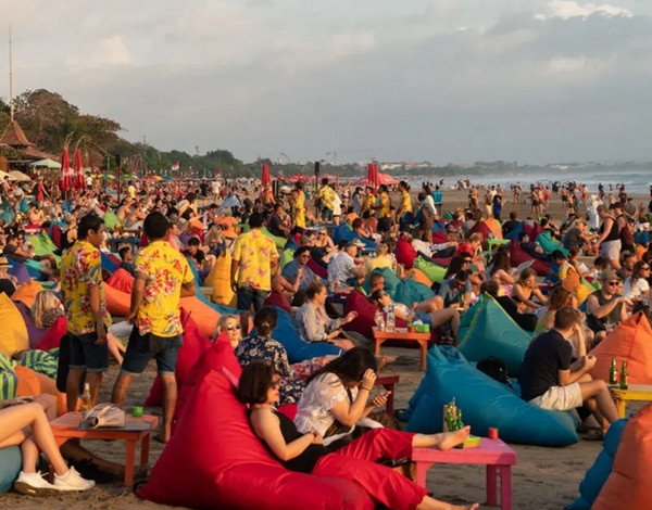 Rất đông du khách ở Bali (Indonesia). Ảnh: The Bali Sun. Rất đông du khách ở Bali (Indonesia). Ảnh: The Bali Sun.