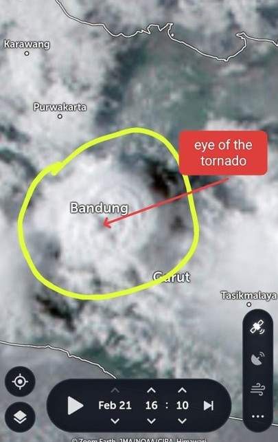 Hình ảnh trận lốc xoáy (khoanh màu vàng) còn được vệ tinh ghi lại. Ảnh: Erma Yulihastin. Hình ảnh trận lốc xoáy (khoanh màu vàng) còn được vệ tinh ghi lại. Ảnh: Erma Yulihastin.