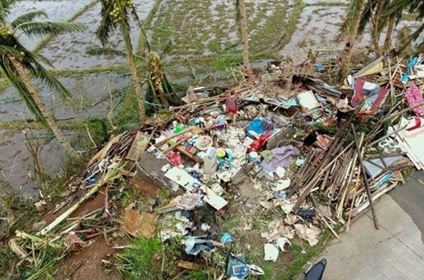 Sau khi bão Man-yi đi qua, một số người dân ở tỉnh Catanduanes (Philippines) cố tìm tài sản còn lại ở đống đổ nát mà trước đó là ngôi nhà của họ. Ảnh: Joshua Villegas. Sau khi bão Man-yi đi qua, một số người dân ở tỉnh Catanduanes (Philippines) cố tìm tài sản còn lại ở đống đổ nát mà trước đó là ngôi nhà của họ. Ảnh: Joshua Villegas.