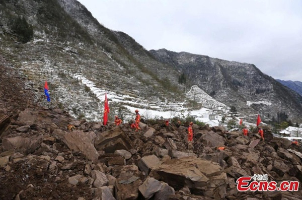 Một người dân thoát nạn sợ hãi miêu tả: "Cứ như là ngọn núi đổ sập xuống". Ảnh: China News Service/ ECNS.