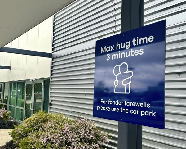 "Thời gian ôm tối đa: 3 phút. Để tạm biệt trìu mến hơn, mời dùng bãi đỗ xe". Ảnh: AP.