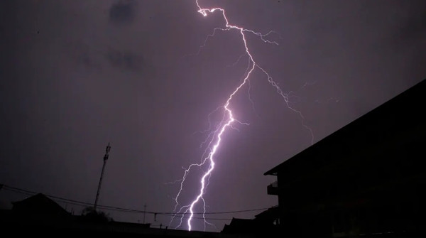 Điều gì đã gây ra hàng trăm cú sét ở Hà Nội trong một lúc buổi sáng 5/6? Ảnh minh họa: AP. Điều gì đã gây ra hàng trăm cú sét ở Hà Nội trong một lúc buổi sáng 5/6? Ảnh minh họa: AP.