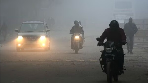 Sương mù dày đặc cản trở tầm nhìn ở Delhi (Ấn Độ) vào vài ngày trước, tầm nhìn ở sân bay bằng 0. Ảnh: Kamal Singh/ PTI. Sương mù dày đặc cản trở tầm nhìn ở Delhi (Ấn Độ) vào vài ngày trước, tầm nhìn ở sân bay bằng 0. Ảnh: Kamal Singh/ PTI.