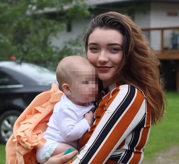 Corale Mayer, một khách hàng kể rằng phòng xét nghiệm Viaguard đã đưa ra kết quả là một người đàn ông không phải cha của em bé, nhưng hóa ra đó chính là cha ruột của em. Ảnh: Facebook/ CBC.