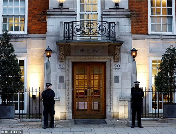 Bệnh viện The London Clinic có cảnh sát đứng bên ngoài vào những ngày mà Công nương Kate điều trị. Ảnh: Reuters.
