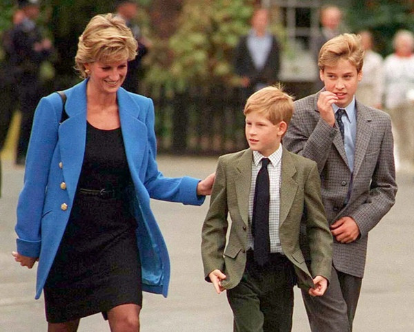 Anh em Hoàng tử William và Harry hồi nhỏ cùng mẹ - Công nương Diana. Ảnh: Anwar Hussein/ WireImage.