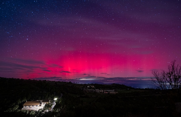 Cực quang đẹp khó tin ở Barcelona (Tây Ban Nha) hôm 10/10. Ảnh: Lorena Sopena/ Europa Press via Getty Images. Cực quang đẹp khó tin ở Barcelona (Tây Ban Nha) hôm 10/10. Ảnh: Lorena Sopena/ Europa Press via Getty Images.