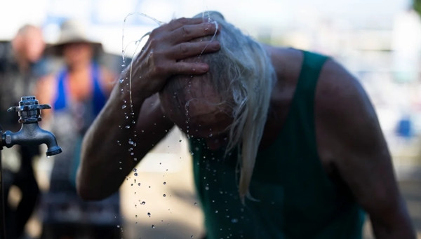 Một người dân ở Oregon (Mỹ) đang cố làm dịu cái nóng vào cuối tuần vừa rồi. Ảnh: Jenny Kane/ AP. Một người dân ở Oregon (Mỹ) đang cố làm dịu cái nóng vào cuối tuần vừa rồi. Ảnh: Jenny Kane/ AP.