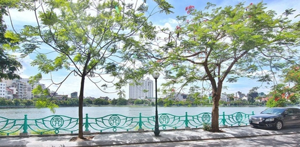 Những đường phố quanh Hồ Tây (Hà Nội) đều rất đẹp và được ưa thích bởi cả người dân trong nước lẫn du khách quốc tế. Ảnh: WLH.
