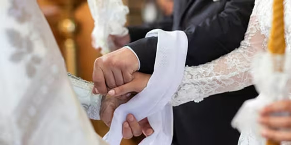 Cảnh sát cũng thừa nhận rằng Adinda trông như một cô gái thực sự, rất khó để biết "cô ấy" là nam giới. Ảnh minh họa: Asianet News.