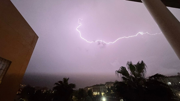 Một tia sét ở Malaga (Tây Ban Nha) hôm 29/10. Ảnh: David Taky.